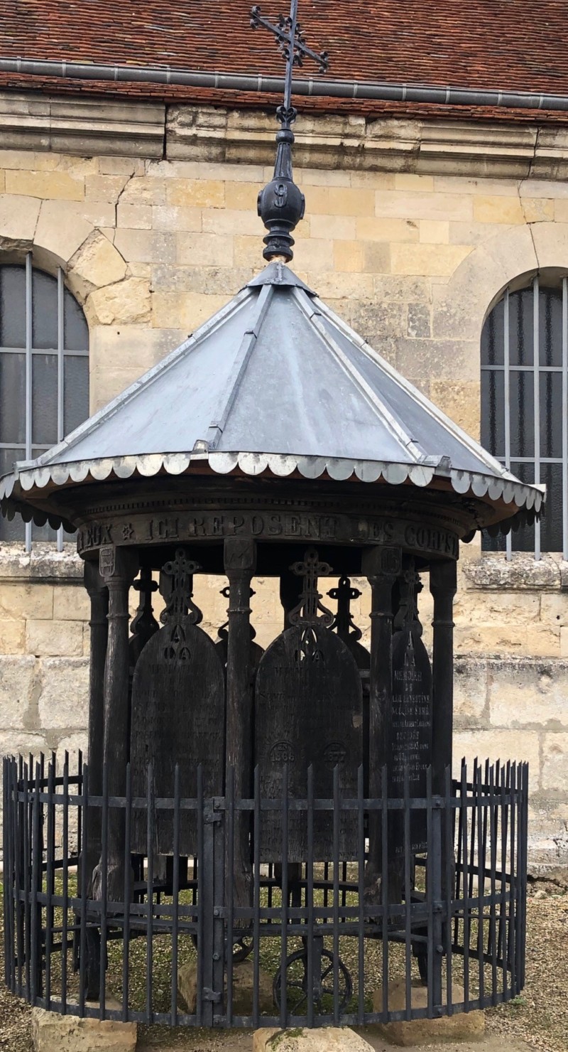 Le “Manège” du cimetière de Mareuil la motte (France – Oise)