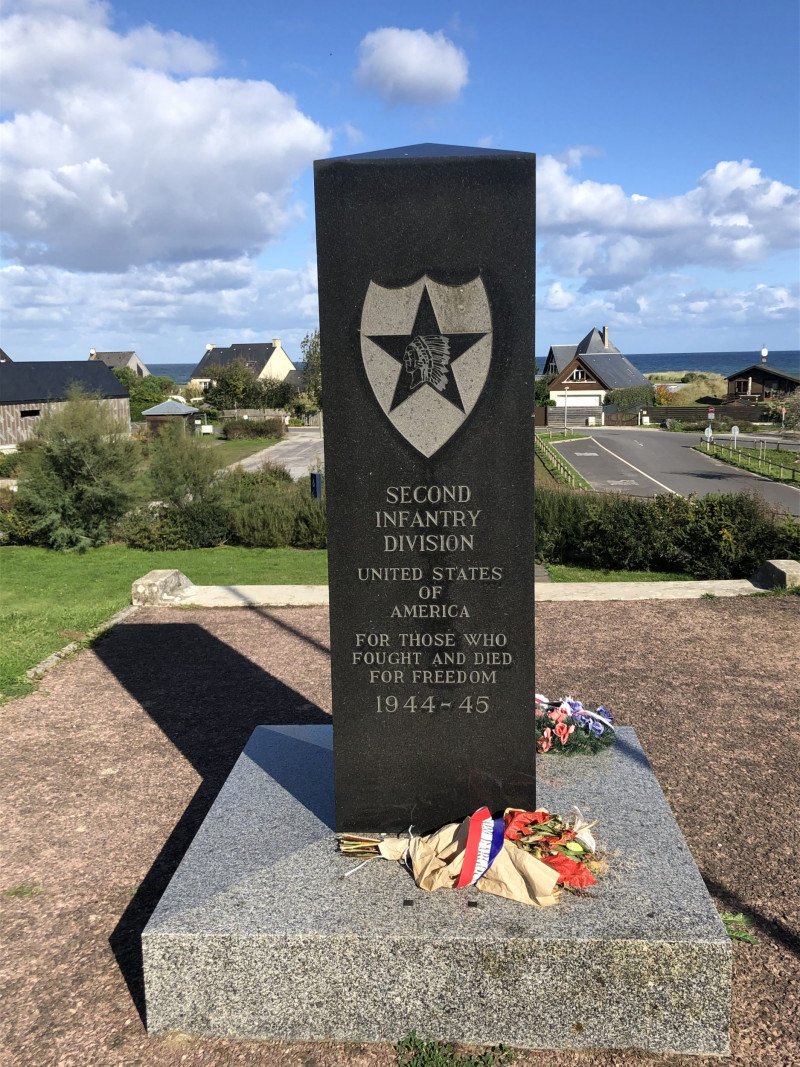 Monument à la mémoire de la 2nd division d’infanterie américaine à St Laurent sur Mer (France – Calvados)