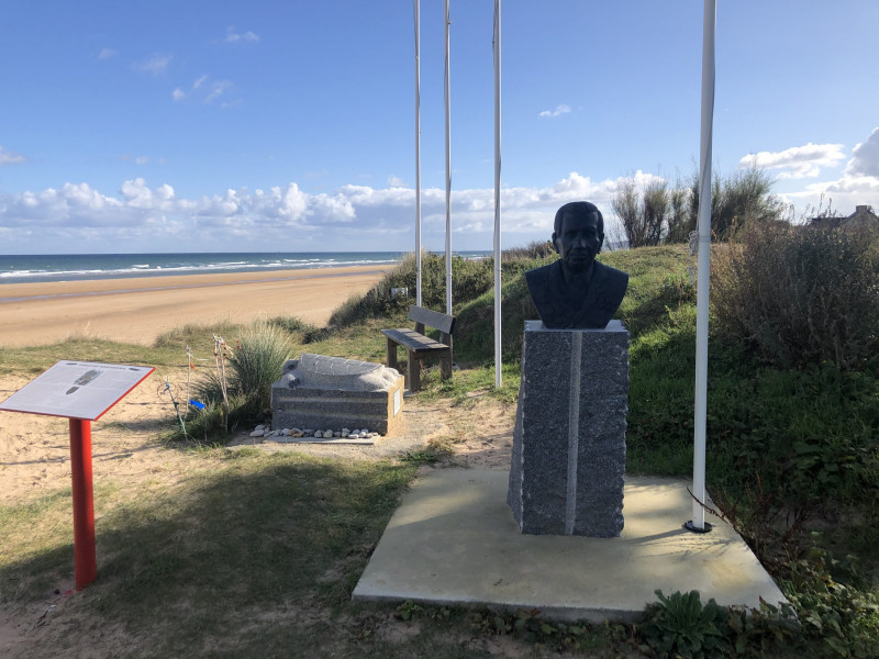 Monument à la gloire des amérindiens de la libération à St Laurent sur Mer (France – Calvados)