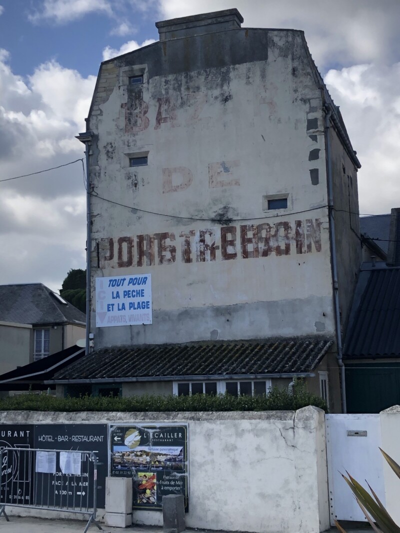 Bazar de Ouistreham à Port en Bessin (France – Calvados)