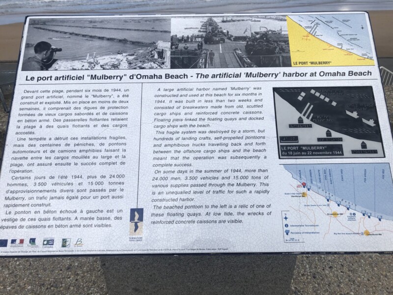 Plaque sur le port artificiel à Vieriville sur Mer (France – Calvados)